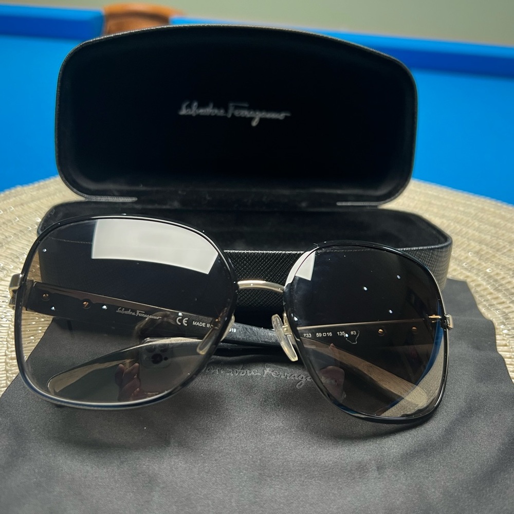 Classy, square sunglasses that looks amazing and expensive on every face shape.